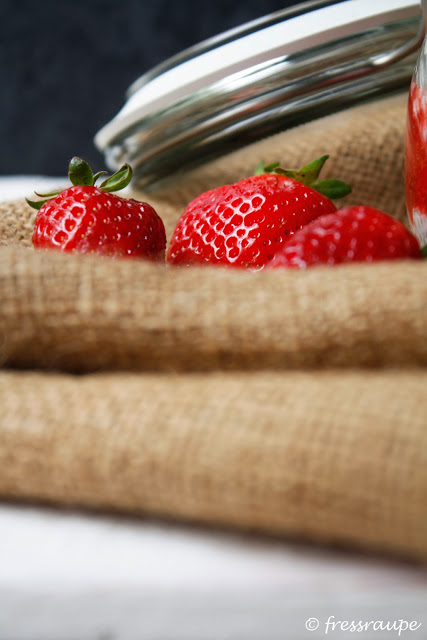 Chia-Kokos-Pudding mit Erdbeeren