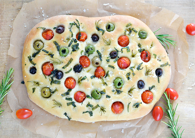 Focaccia mit Oliven und Tomaten