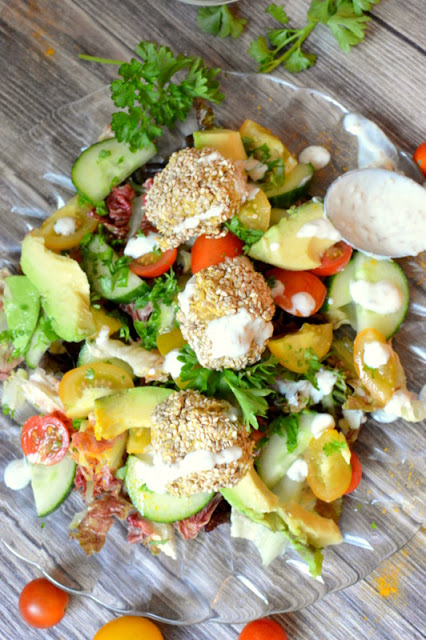 Ofenfalafel auf Sommersalat mit Sesamdressing