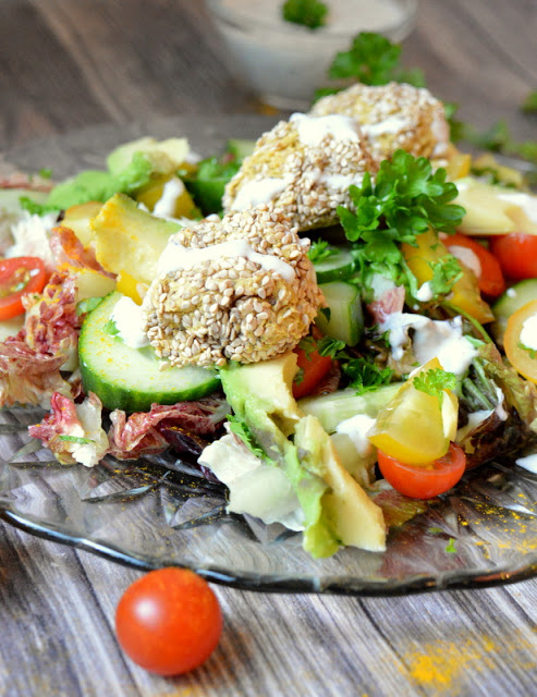Ofenfalafel auf Sommersalat mit Sesamdressing