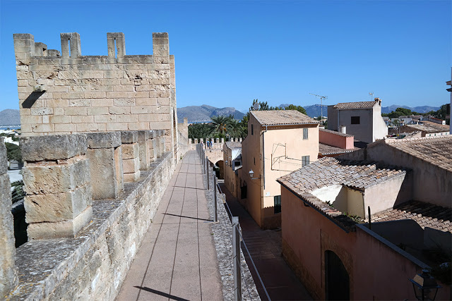 Spaziergang auf der alten Stadtmauer von Alcúdia