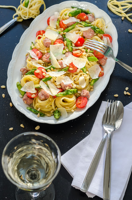 Spargelpasta mit Salsiccia, Kirschtomaten, Parmesan und Pinienkernen