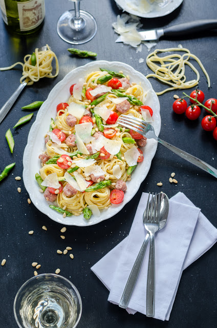 Spargelpasta mit Salsiccia, Kirschtomaten, Parmesan und Pinienkernen