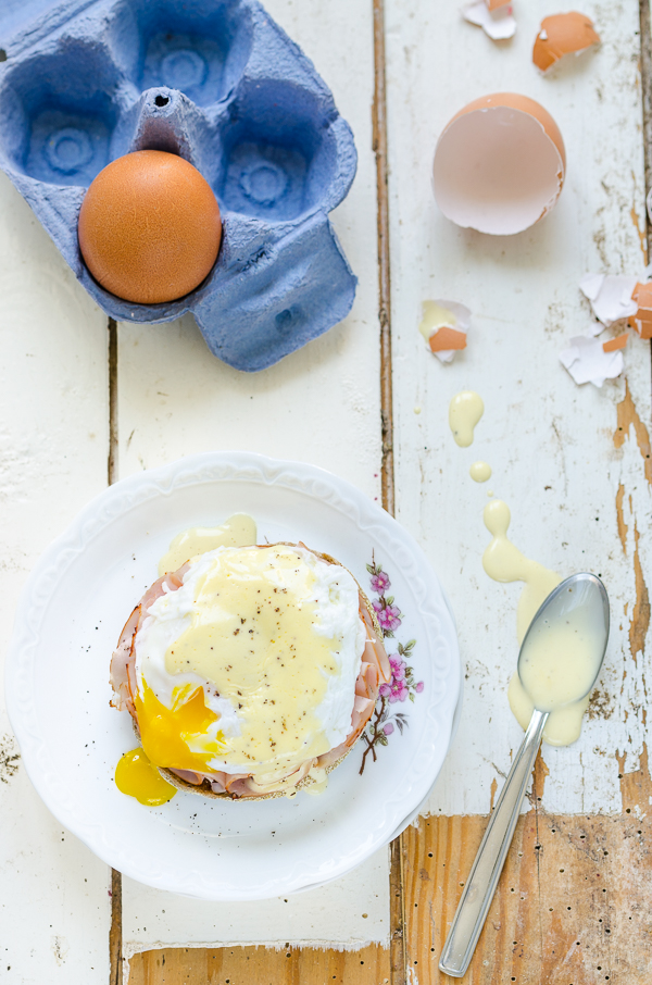 Eggs Benedict mit selbst gemachter Sauce Hollandaise