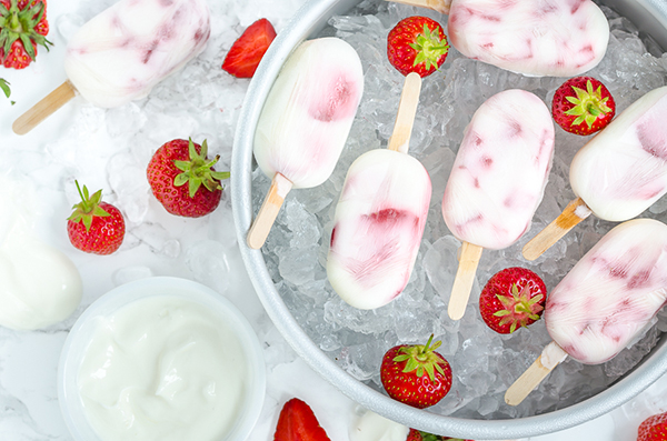Joghurt-Erdbeer-Eis am Stiel