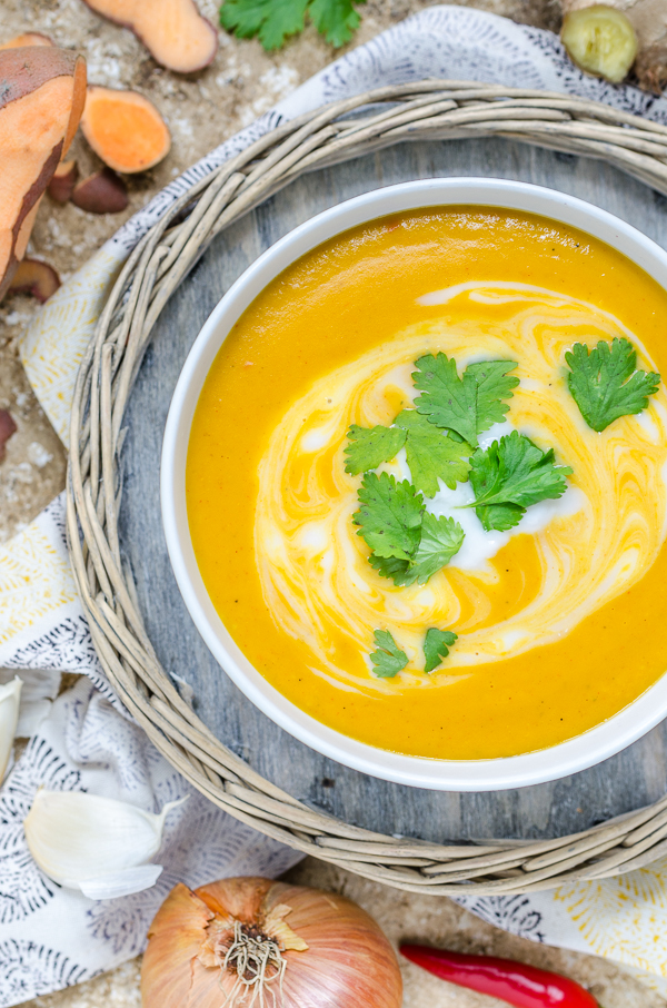 Süßkartoffel-Curry-Suppe mit Mango cremig vegan lecker