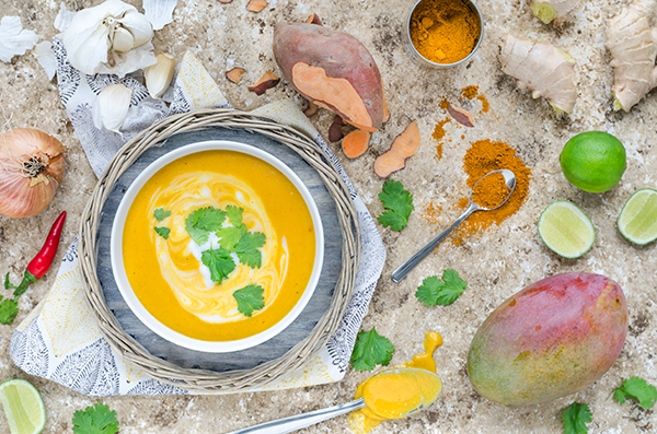Süßkartoffel-Curry-Suppe mit Mango cremig vegan lecker